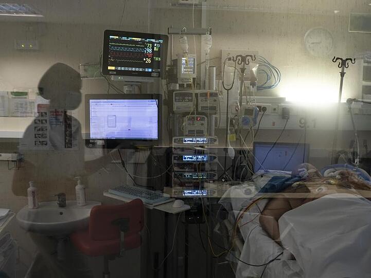 Ein COVID-19-Patient in Spanien wird auf einer Intensivstationen behandelt.