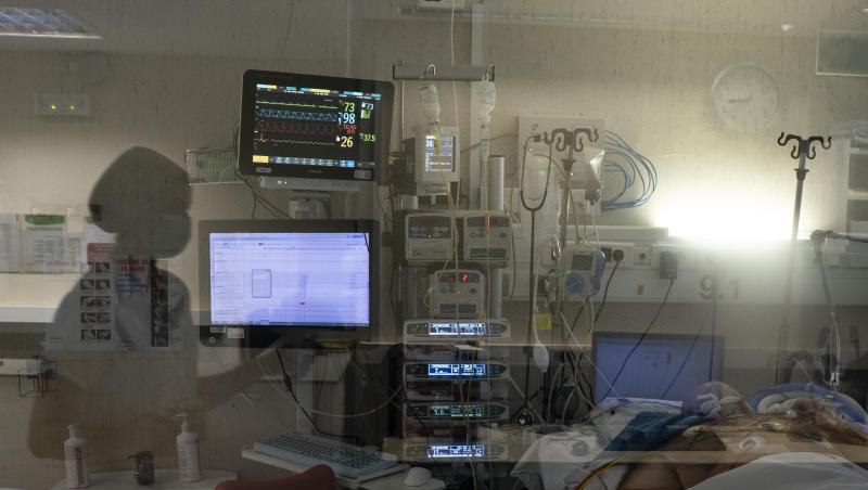 Ein COVID-19-Patient in Spanien wird auf einer Intensivstationen behandelt. Ein COVID-19-Patient in Spanien wird auf einer Intensivstationen behandelt.