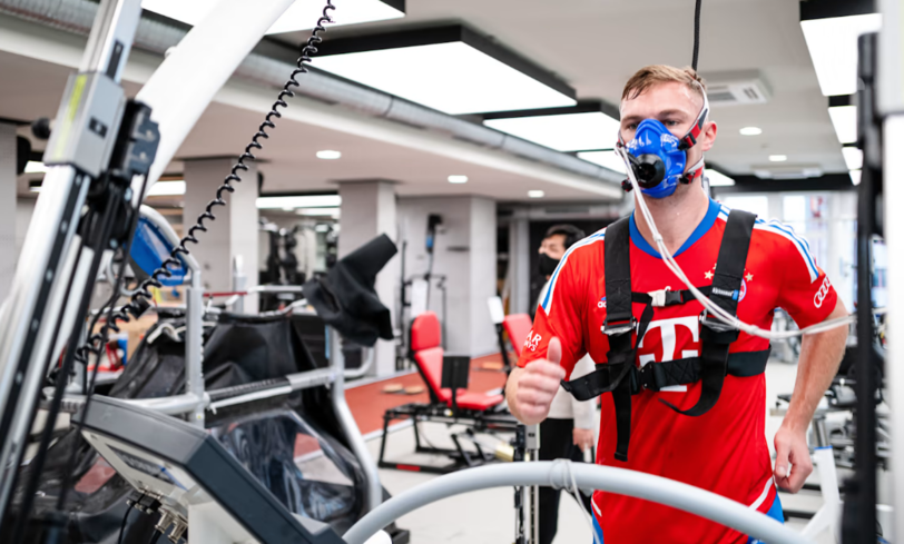 Nach der WM-Enttäuschung ist vor der Triple-Jagd: Joshua Kimmich am Dienstag bei den Leistungstests an der Säbener Straße. Heute geht's raus auf den Rasen.