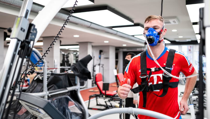 Nach der WM-Enttäuschung ist vor der Triple-Jagd: Joshua Kimmich am Dienstag bei den Leistungstests an der Säbener Straße. Heute geht's raus auf den Rasen. Nach der WM-Enttäuschung ist vor der Triple-Jagd: Joshua Kimmich am Dienstag bei den Leistungstests an der Säbener Straße. Heute geht's raus auf den Rasen.