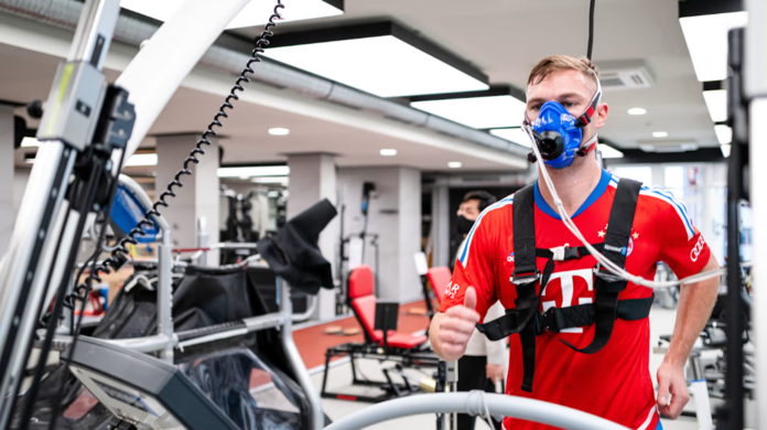 Nach der WM-Enttäuschung ist vor der Triple-Jagd: Joshua Kimmich am Dienstag bei den Leistungstests an der Säbener Straße. Heute geht's raus auf den Rasen.