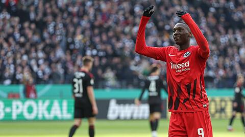 Er wird von mehreren europäischen Topklubs umworben: Frankfurts Randal Kolo Muani. Der FC Bayern soll mit dem Management des Franzosen erste Gespräche geführt haben.