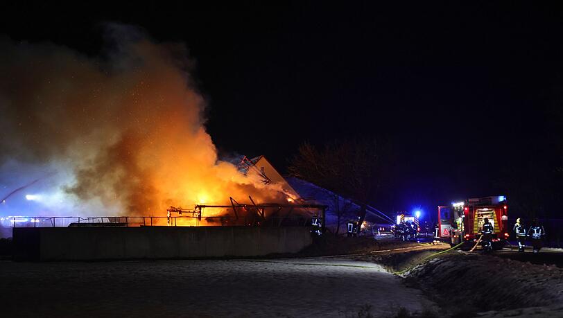 Die Scheune stand beim Eintreffen der Einsatzkr&auml;fte in Brand.