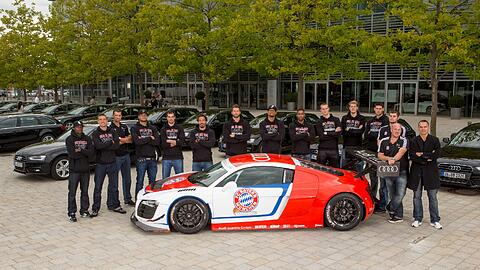 Nein, mit dem Wagen wird keiner durch die Münchner Innenstadt rasen - dieser Audi ist nur ein Werbefahrzeug für die Basketballer des FC Bayern.