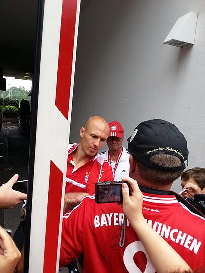 Auf dem Weg von der Säbener Straße zum Mannschaftshotel. Die Bayern-Stars gaben wartenden Fans vor dem Bundesliga-Auftakt noch ein paar Autogramme. Hier die Bilder.