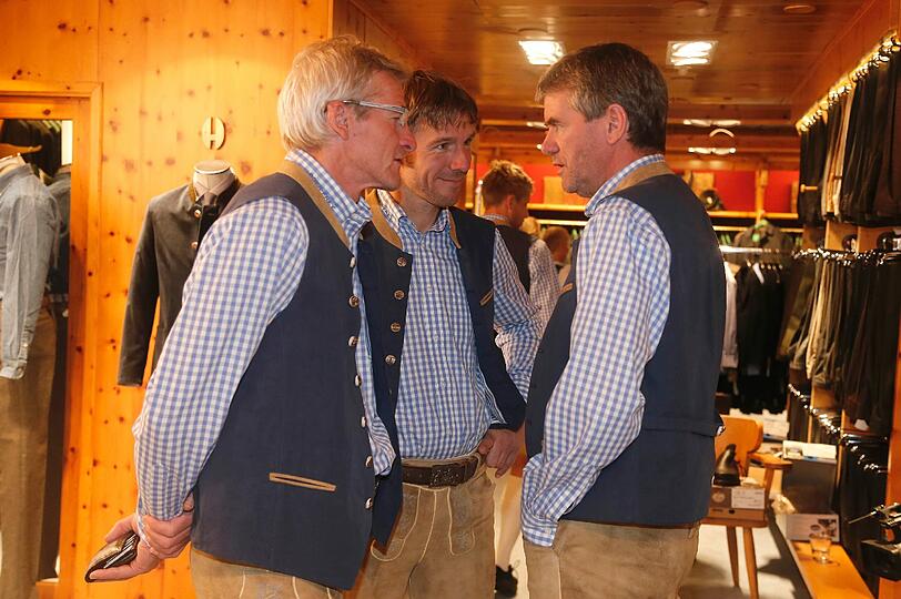 Trainer Friedhelm Funkel , Co-Trainer Markus van Ahlen und Torwarttrainer Kurt Kowarz.