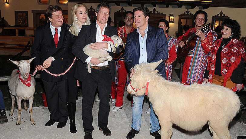 Auch 2014 eröffnete mit Hugh Grant ein Super-Promi den Aiderbichl-Weihnachtsmarkt. Auch 2014 eröffnete mit Hugh Grant ein Super-Promi den Aiderbichl-Weihnachtsmarkt.