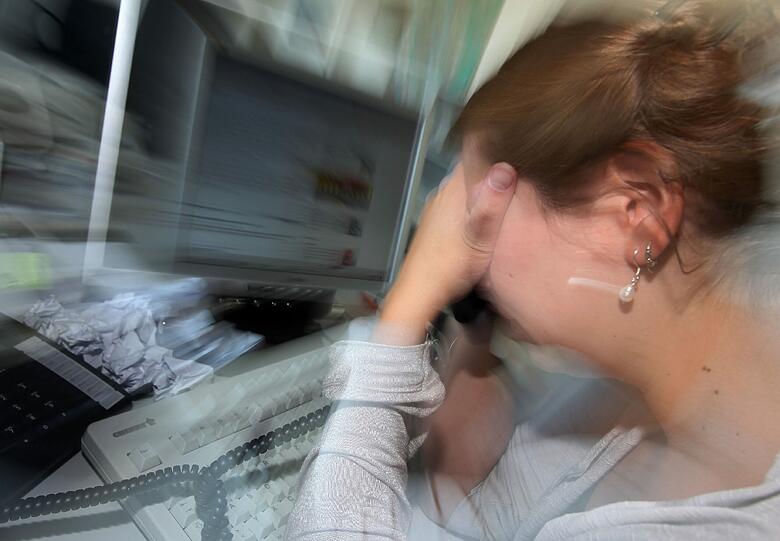Für viele Beschäftigte eine psychische Belastung: Stress, Lärm und dauernd Unterbrechungen.