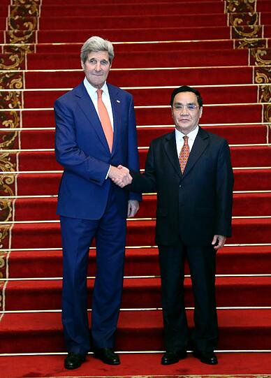 Weltmacht trifft Nicht-Weltmacht. Man könnte meinen, die politische Schwere spiegelt sich auch in der Körpergröße wieder. Amerikas Außenminister John Kerry tifft den Laotischen Premierminister Thongsing Thammavong.