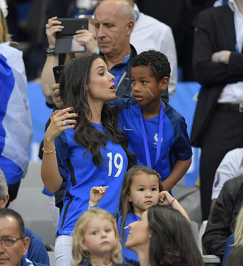 Ludivine Sagna, die Frau von Bacary Sagna (Frankreich) hatte beim Eröffnungsspiel gegen Rumänien auch mit Söhnchen Elias alle Hände voll zu tun.