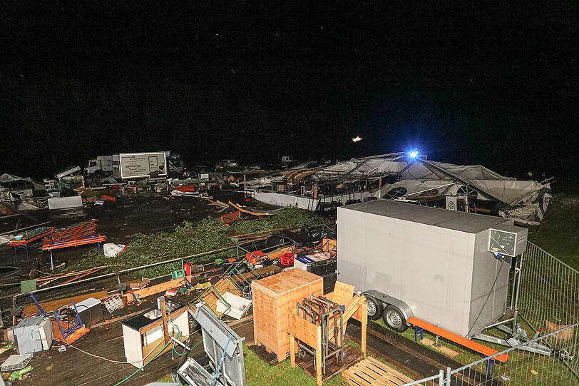 Das schwere Unwetter forderte bei einem Österreichischen Feuerwehr-Fest zwei Todesopfer. Die Bilder vom Unglücksort.