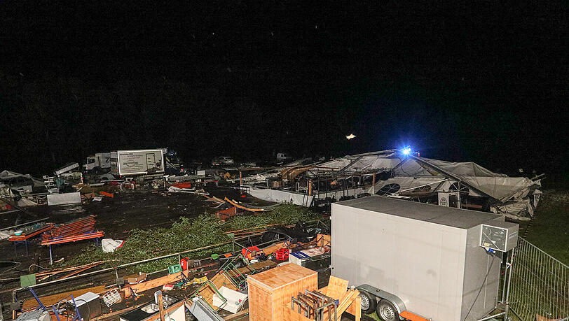 Das schwere Unwetter forderte bei einem Österreichischen Feuerwehr-Fest zwei Todesopfer. Die Bilder vom Unglücksort. Das schwere Unwetter forderte bei einem Österreichischen Feuerwehr-Fest zwei Todesopfer. Die Bilder vom Unglücksort.