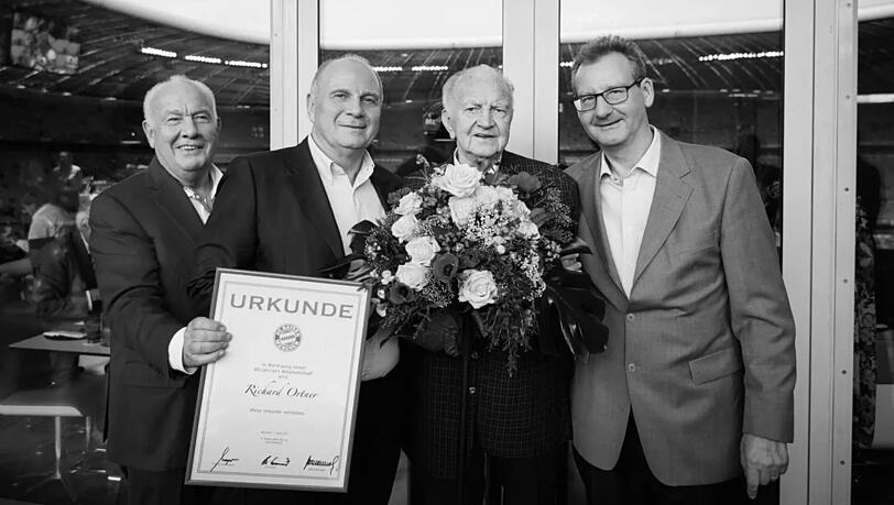 In Würdigung seiner 80-jährigen Mitgliedschaft: Präsident Uli Hoeneß, 1. Vizepräsident Professor Dr. Dieter Mayer und der 2. Vizepräsident Walter Mennekes überreichten Richard Ortner (Zweiter von rechts), dem Mitglied Nummer eins, am 1. April 2017 eine Urkunde und einen Blumenstrauß. In Würdigung seiner 80-jährigen Mitgliedschaft: Präsident Uli Hoeneß, 1. Vizepräsident Professor Dr. Dieter Mayer und der 2. Vizepräsident Walter Mennekes überreichten Richard Ortner (Zweiter von rechts), dem Mitglied Nummer eins, am 1. April 2017 eine Urkunde und einen Blumenstrauß.