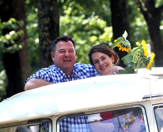 Seppi und Nathalie Schmid lassen den Wahlkampfbus segnen, Hans Podiuk saß mit im Bus.