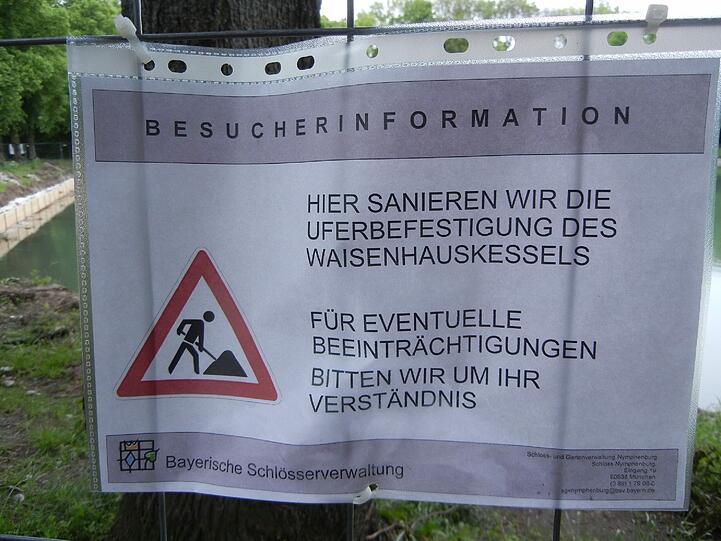 Ein Schild der Schlösserverwaltung gibt Aufschluss über das fehlende Wasser.
