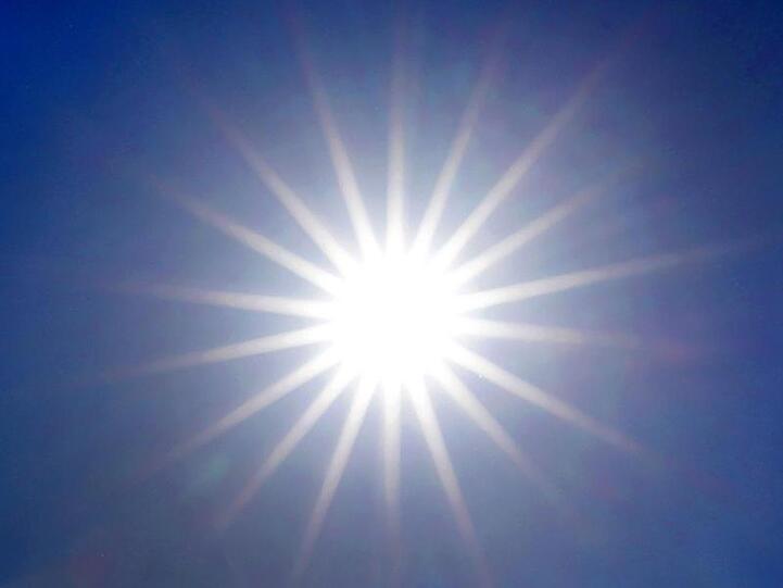 Die Sonne strahlt vom wolkenlosen Himmel. Foto: Martin Gerten/dpa/Archivbild