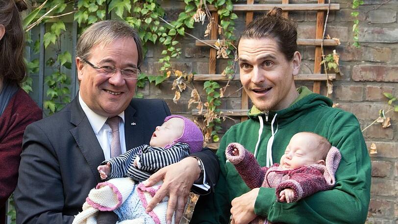 Armin Laschet, der sich im Fall des Videos über die Instrumentalisierung von Kindern beklagte, lässt sich übrigens gerne mit Babys fotografieren, wenn es ihm in den Kram passt.