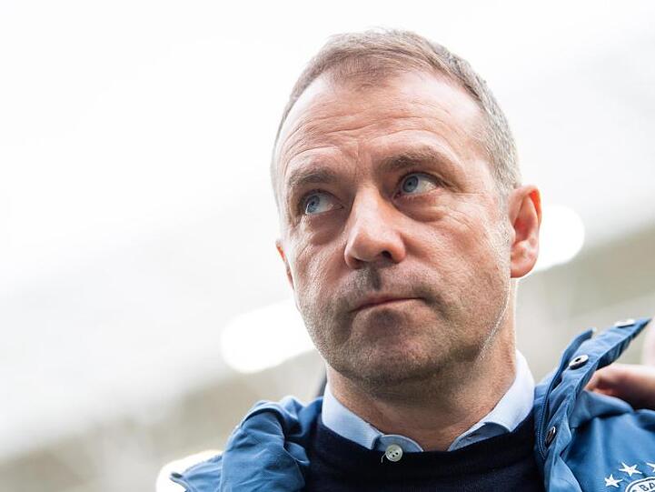 Münchens Trainer Hans-Dieter Flick steht vor dem Spiel im Stadion. Foto: Tom Weller/dpa/Archivbild
