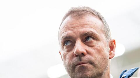 Münchens Trainer Hans-Dieter Flick steht vor dem Spiel im Stadion. Foto: Tom Weller/dpa/Archivbild