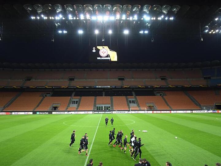 Die Mannschaft von Eintracht Frankfurt läuft sich beim Abschlusstraining im Guiseppe-Meazza-Stadion warm.
