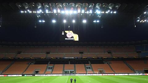 Die Mannschaft von Eintracht Frankfurt läuft sich beim Abschlusstraining im Guiseppe-Meazza-Stadion warm.