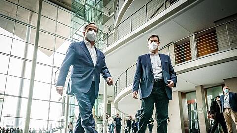 Armin Laschet (l) und Markus Söder wollen beide Kanzlerkandidat der Union werden.