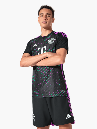 Jamal Musiala im neuen Auswärtstrikot des FC Bayern. Jamal Musiala im neuen Auswärtstrikot des FC Bayern.