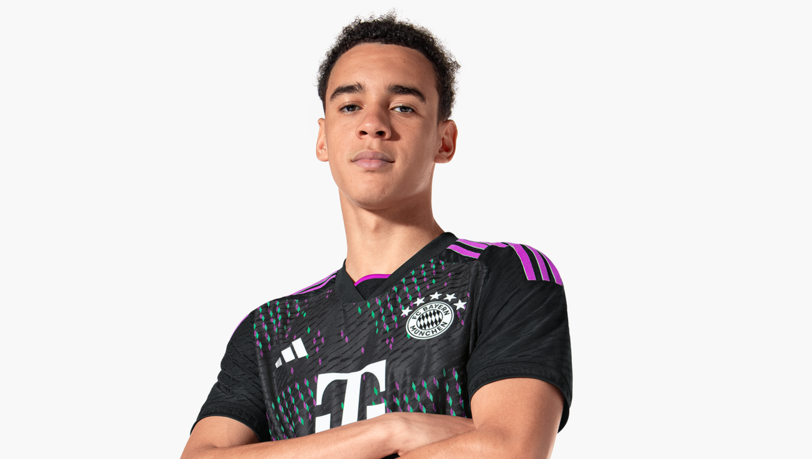 Jamal Musiala im neuen Auswärtstrikot des FC Bayern. Jamal Musiala im neuen Auswärtstrikot des FC Bayern.