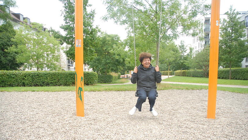 Carmen Dullinger-Oßwald auf einer der Schaukeln des Grünen Bandes auf dem heutigen Wohngelände des ehemaligen Agfa-Hochhauses. Carmen Dullinger-Oßwald auf einer der Schaukeln des Grünen Bandes auf dem heutigen Wohngelände des ehemaligen Agfa-Hochhauses.