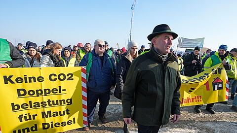 Bayerns Wirtschaftsminister Hubert Aiwanger (Freie Wähler, vorne) auf einer Kundgebung in München.
