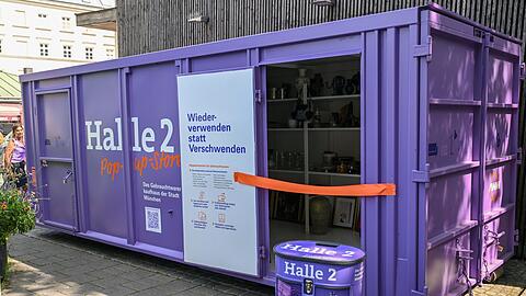 Gut sechs Mal zweieinhalb Meter groß ist der lila Gebrauchtwaren-Container. Er steht seit Freitag (23. August) am Viktualienmarkt an der Ecke Westenrieder-/Frauenstraße