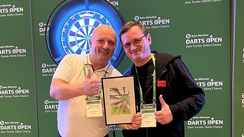 Faruk (l.) und Mirsad Lutvica (r.) sind optimistisch vor den "S-Bahn Darts Open".