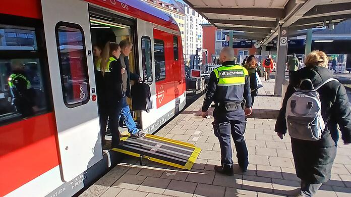 Damit Fahrgäste den Höhenunterschied zwischen Zug und Bahnsteig überwinden können, setzt die Bahn Rampen ein.