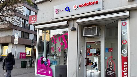 Ein Mobilfunkshop, in dem Verträge für die Handynetze der drei etablierten deutschen Netzbetreiber zu haben sind.