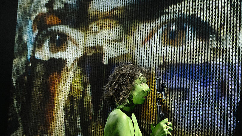 Linda P&ouml;ppel in Jette Steckels Bulgakow-Inszenierung als Margarita, die nackt als Hexe in der Walpurgisnacht durch Moskau fliegt.