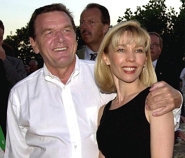 Entspannt im Italien-Urlaub - trotz Journalisten:  Schröder mit Ehefrau Doris Schröder-Köpf bei einem Spaziergang an der Adriaküste von Pesaro im Juli 2001.