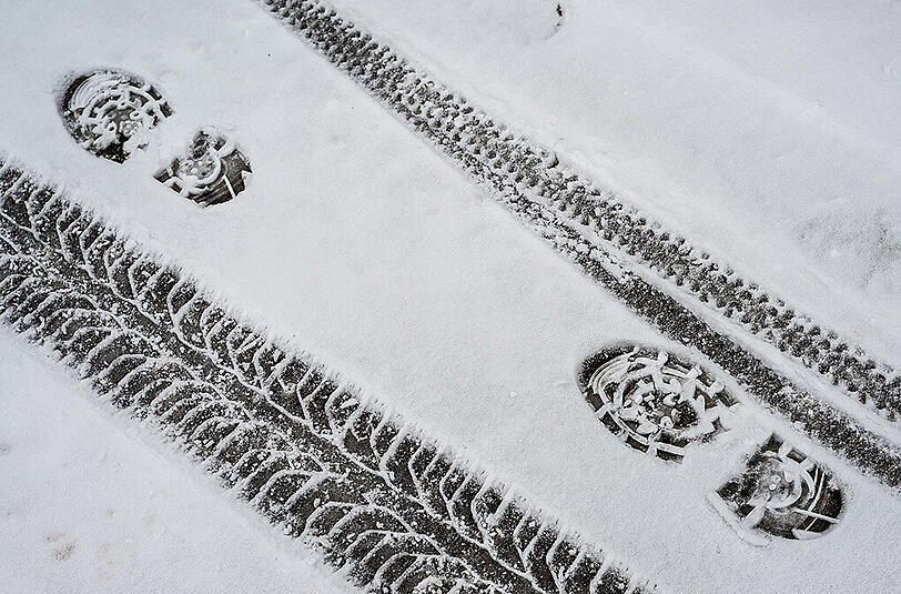 Die Polizisten sind dem Einbrecher wegen seiner Schuhspuren im Schnee auf die Schliche gekommen. (Archivbild)