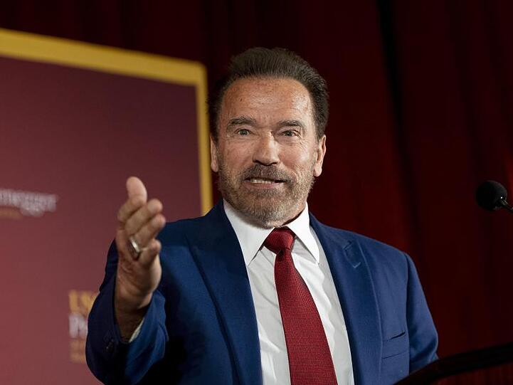 Arnold Schwarzenegger: "Wir werden das gemeinsam durchstehen.".