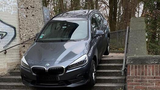 Ein ziemlich kurioser Parkplatz: der gestrandete BMW auf der Treppe an der Martin-Luther-Straße.