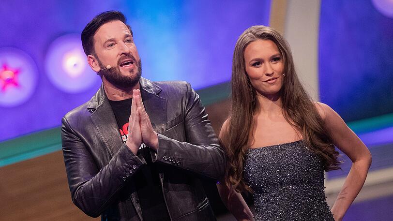 Zwar flog Michael Wendler bereits 2020 wegen geäußerten Corona-Verschwörungstheorien aus der DSDS-Jury, doch der Schlagersänger legte Anfang des Jahres nochmal nach. Er verglich Deutschland im Januar mit einem "KZ" und wurde daraufhin aus den bereits produzierten DSDS-Folgen herausgeschnitten. Auch Instagram sperrte den Wendler. Ehefrau Laura verlor zahlreiche Werbeverträge. Inzwischen bietet das Paar auf der Erotik-Plattform "Onlyfans" exklusive Fotos an, für die man Geld bezahlen muss.