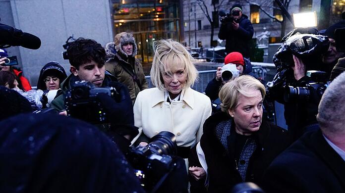 Die Autorin E. Jean Carroll verlässt das Bundesgericht in Manhattan nach dem Beginn ihres zweiten Verleumdungsprozesses gegen Donald Trump.