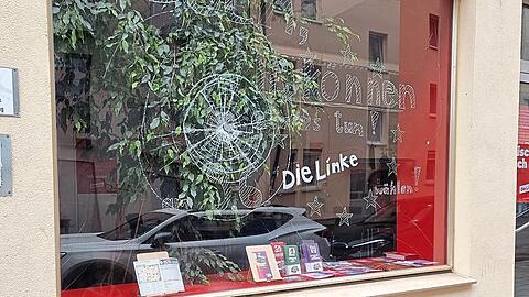 Die gesplitterte Schaufensterscheibe des Kreisbüros in der Schwanthalerstraße, der Staatsschutz ermittelt in dem Fall.