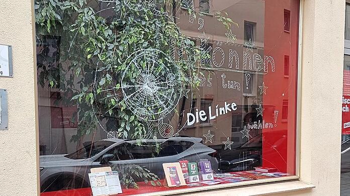 Die gesplitterte Schaufensterscheibe des Kreisbüros in der Schwanthalerstraße, der Staatsschutz ermittelt in dem Fall.