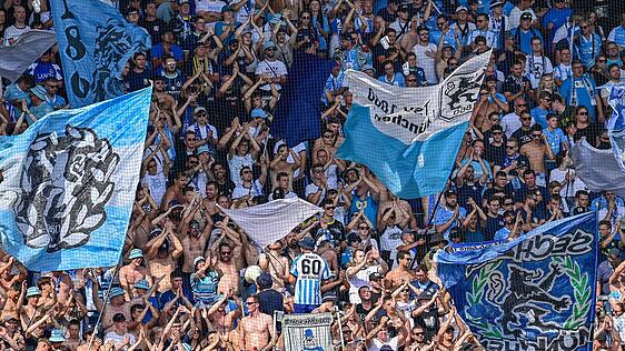 Könnten noch in der Bahn stecken: Die Fans des TSV 1860.