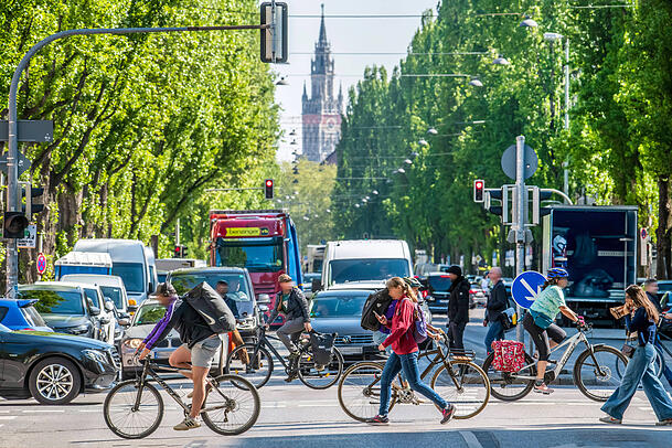 Auf der Lindwurmstraße herrscht meist ein großes Gewusel. Denn für Radfahrer und Fußgänger ist hier nur wenig Platz. Das soll sich ändern. Auf der Lindwurmstraße herrscht meist ein großes Gewusel. Denn für Radfahrer und Fußgänger ist hier nur wenig Platz. Das soll sich ändern.
