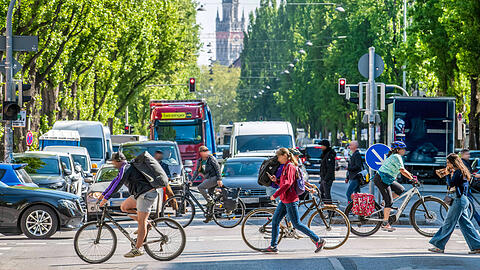 Auf der Lindwurmstraße herrscht meist ein großes Gewusel. Denn für Radfahrer und Fußgänger ist hier nur wenig Platz. Das soll sich ändern.