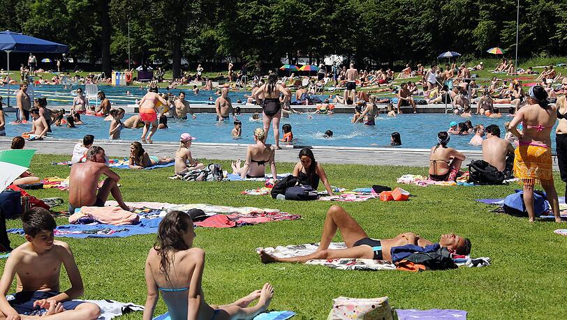 Die Liegewiese im Schyrenbad, am Sonntag waren dort jede Menge Badeg&auml;ste. Die Polizei ermittelt gegen einen 48-j&auml;hrigen Deutschen aus M&uuml;nchen. (Symbobild)