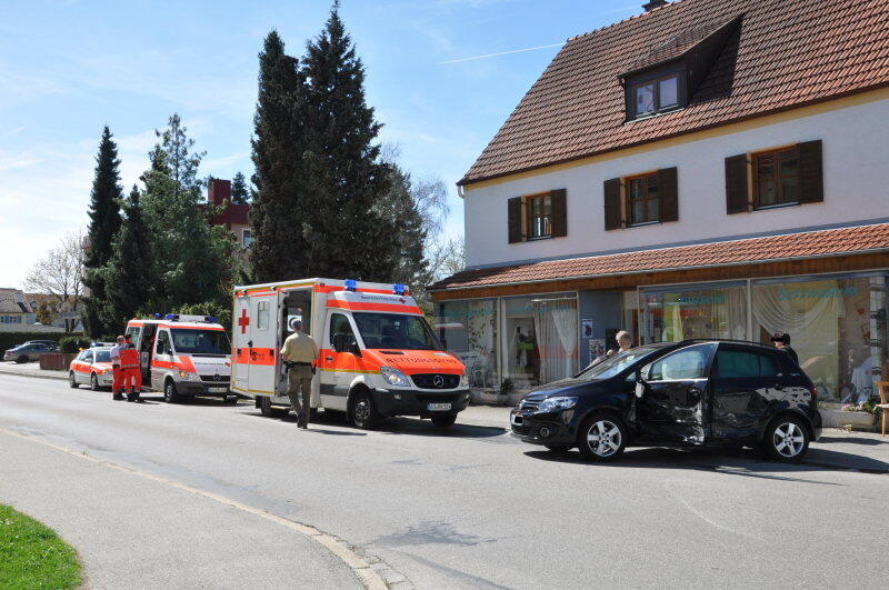 Ein Mercedesfahrer missachtet die Vorfahrt und knallt in einen VW.