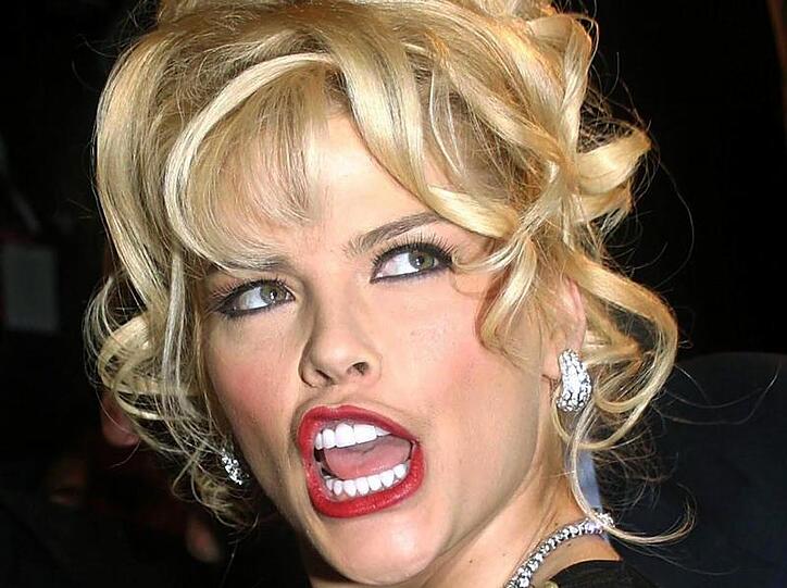 Auch Anna Nicole Smith erinnerte in ihrem Aussehen an Marilyn Monroe. Tragisch: Sie verstarb bereits mit 39 Jahren an einer versehentlichen Überdosis verschiedener Medikamente.