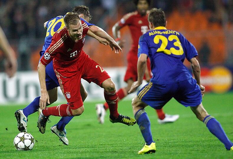 HOLGER BADSTUBER: Ein, freundlich ausgedrückt, unauffälliger Vortrag des Immer-Noch-Linksverteidigers-Wider-Willen. Ob er sich zu sehr hat einlullen lassen von den guten Leistungen zuvor? Note 5